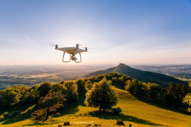 gün batımında hohenzollern Kalesi alanında, Almanya uçan helikopter uçak
