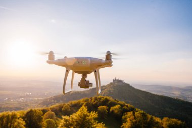 gün batımında hohenzollern Kalesi alanında, Almanya uçan helikopter uçak