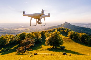 gün batımında hohenzollern Kalesi alanında, Almanya uçan helikopter uçak