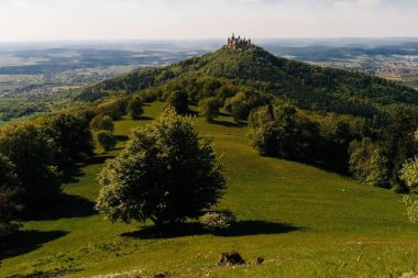 Almanya 'nın ünlü Hohenzollern Kalesi' nin hava manzarası. Fotoğraf Drone ile çekildi