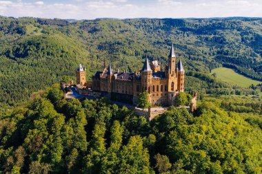 Almanya 'nın ünlü Hohenzollern Kalesi' nin hava manzarası. Fotoğraf Drone ile çekildi