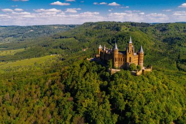 Almanya 'nın ünlü Hohenzollern Kalesi' nin hava manzarası. Fotoğraf Drone ile çekildi