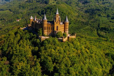 Almanya 'nın ünlü Hohenzollern Kalesi' nin hava manzarası. Fotoğraf Drone ile çekildi