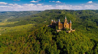 Almanya 'nın ünlü Hohenzollern Kalesi' nin hava manzarası. Fotoğraf Drone ile çekildi