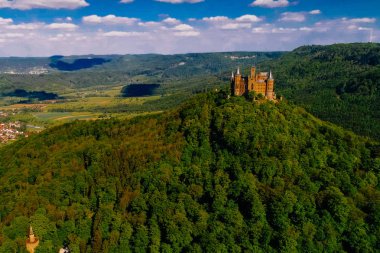Almanya 'nın ünlü Hohenzollern Kalesi' nin hava manzarası. Fotoğraf Drone ile çekildi