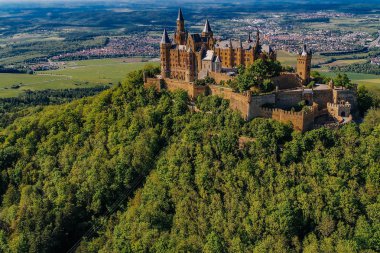 Almanya 'nın ünlü Hohenzollern Kalesi' nin hava manzarası. Fotoğraf Drone ile çekildi