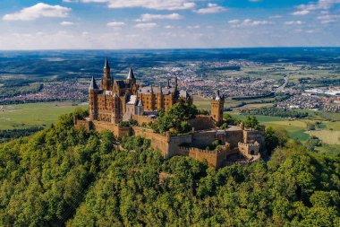 Almanya 'nın ünlü Hohenzollern Kalesi' nin hava manzarası. Fotoğraf Drone ile çekildi