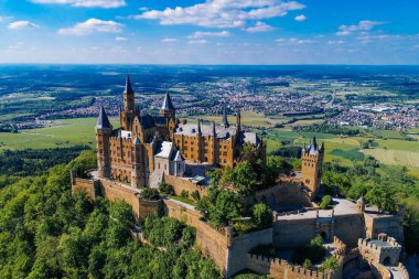 Almanya 'nın ünlü Hohenzollern Kalesi' nin hava manzarası. Fotoğraf Drone ile çekildi