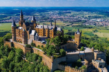 Almanya 'nın ünlü Hohenzollern Kalesi' nin hava manzarası. Fotoğraf Drone ile çekildi