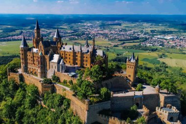 Almanya 'nın ünlü Hohenzollern Kalesi' nin hava manzarası. Fotoğraf Drone ile çekildi