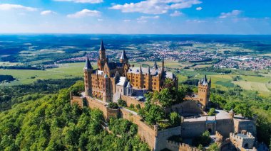 Almanya 'nın ünlü Hohenzollern Kalesi' nin hava manzarası. Fotoğraf Drone ile çekildi