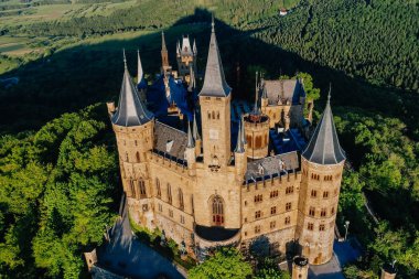 Almanya 'nın ünlü Hohenzollern Kalesi' nin hava manzarası. Fotoğraf Drone ile çekildi