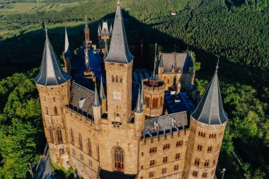 Almanya 'nın ünlü Hohenzollern Kalesi' nin hava manzarası. Fotoğraf Drone ile çekildi