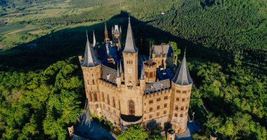 Almanya 'nın ünlü Hohenzollern Kalesi' nin hava manzarası. Fotoğraf Drone ile çekildi