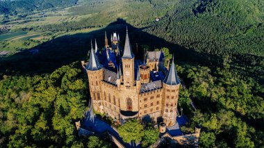 Almanya 'nın ünlü Hohenzollern Kalesi' nin hava manzarası. Fotoğraf Drone ile çekildi