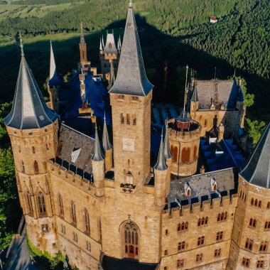 Almanya 'nın ünlü Hohenzollern Kalesi' nin hava manzarası. Fotoğraf Drone ile çekildi