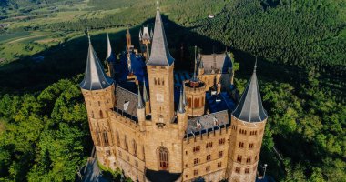 Almanya 'nın ünlü Hohenzollern Kalesi' nin hava manzarası. Fotoğraf Drone ile çekildi