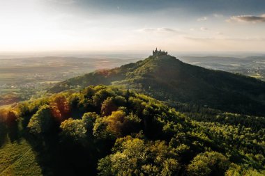 Almanya 'nın ünlü Hohenzollern Kalesi' nin hava manzarası. Fotoğraf Drone ile çekildi