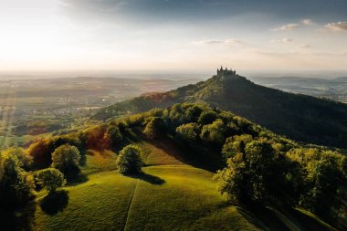Almanya 'nın ünlü Hohenzollern Kalesi' nin hava manzarası. Fotoğraf Drone ile çekildi