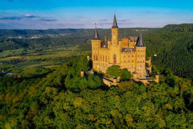 Almanya 'nın ünlü Hohenzollern Kalesi' nin hava manzarası. Fotoğraf Drone ile çekildi