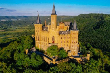 Almanya 'nın ünlü Hohenzollern Kalesi' nin hava manzarası. Fotoğraf Drone ile çekildi