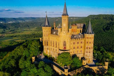 Almanya 'nın ünlü Hohenzollern Kalesi' nin hava manzarası. Fotoğraf Drone ile çekildi