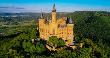 Almanya 'nın ünlü Hohenzollern Kalesi' nin hava manzarası. Fotoğraf Drone ile çekildi