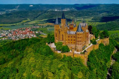 Almanya 'nın ünlü Hohenzollern Kalesi' nin hava manzarası. Fotoğraf Drone ile çekildi