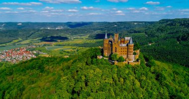 Almanya 'nın ünlü Hohenzollern Kalesi' nin hava manzarası. Fotoğraf Drone ile çekildi