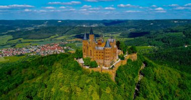 Almanya 'nın ünlü Hohenzollern Kalesi' nin hava manzarası. Fotoğraf Drone ile çekildi