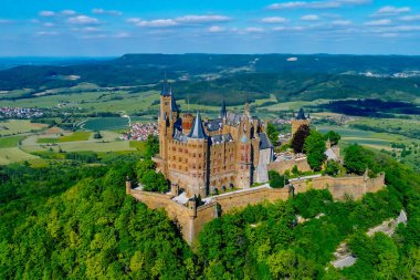 Almanya 'nın ünlü Hohenzollern Kalesi' nin hava manzarası. Fotoğraf Drone ile çekildi