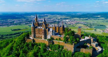 Almanya 'nın ünlü Hohenzollern Kalesi' nin hava manzarası. Fotoğraf Drone ile çekildi