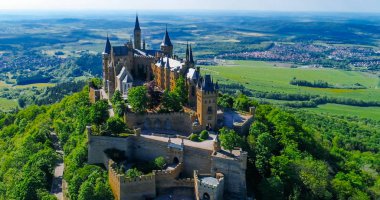 Almanya 'nın ünlü Hohenzollern Kalesi' nin hava manzarası. Fotoğraf Drone ile çekildi