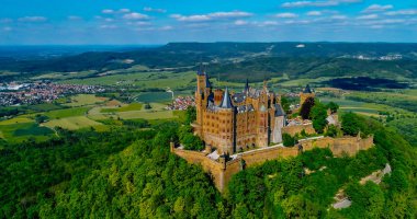 Almanya 'nın ünlü Hohenzollern Kalesi' nin hava manzarası. Fotoğraf Drone ile çekildi