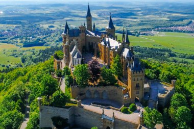 Almanya 'nın ünlü Hohenzollern Kalesi' nin hava manzarası. Fotoğraf Drone ile çekildi