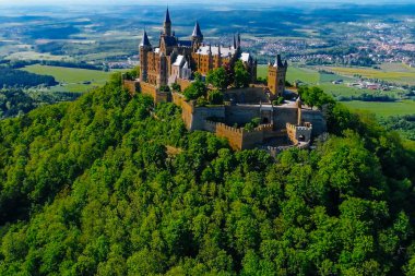 Almanya 'nın ünlü Hohenzollern Kalesi' nin hava manzarası. Fotoğraf Drone ile çekildi