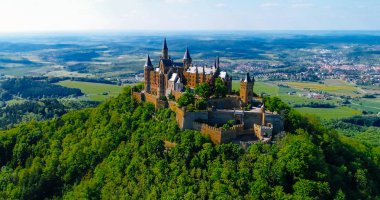 Almanya 'nın ünlü Hohenzollern Kalesi' nin hava manzarası. Fotoğraf Drone ile çekildi