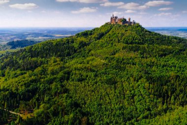 Almanya 'nın ünlü Hohenzollern Kalesi' nin hava manzarası. Fotoğraf Drone ile çekildi