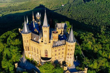 Almanya 'nın ünlü Hohenzollern Kalesi' nin hava manzarası. Fotoğraf Drone ile çekildi