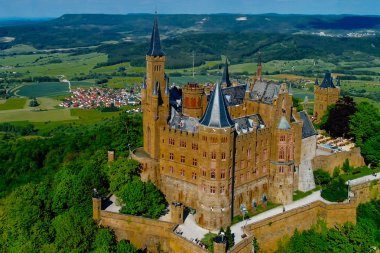 Almanya 'nın ünlü Hohenzollern Kalesi' nin hava manzarası. Fotoğraf Drone ile çekildi