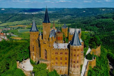 Almanya 'nın ünlü Hohenzollern Kalesi' nin hava manzarası. Fotoğraf Drone ile çekildi