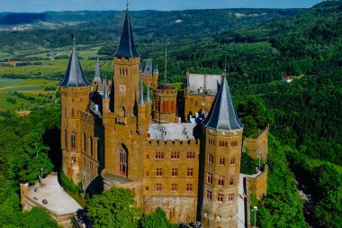 Almanya 'nın ünlü Hohenzollern Kalesi' nin hava manzarası. Fotoğraf Drone ile çekildi
