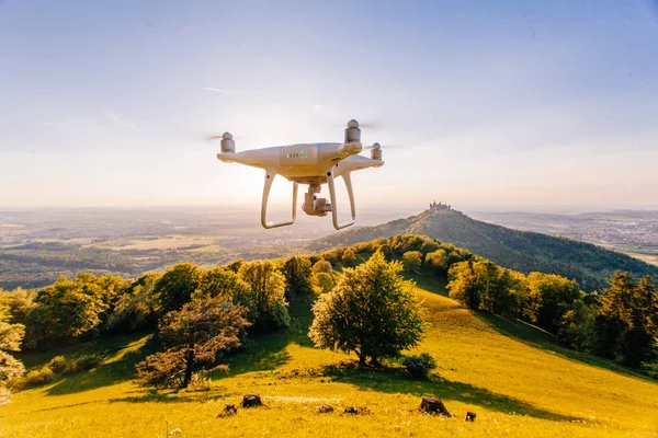 Hubschrauber Drohne Fliegt Bei Sonnenuntergang Hohenzollerischen Burggebiet — Stockfoto