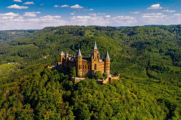 Almanya 'nın ünlü Hohenzollern Kalesi' nin hava manzarası. Fotoğraf Drone ile çekildi