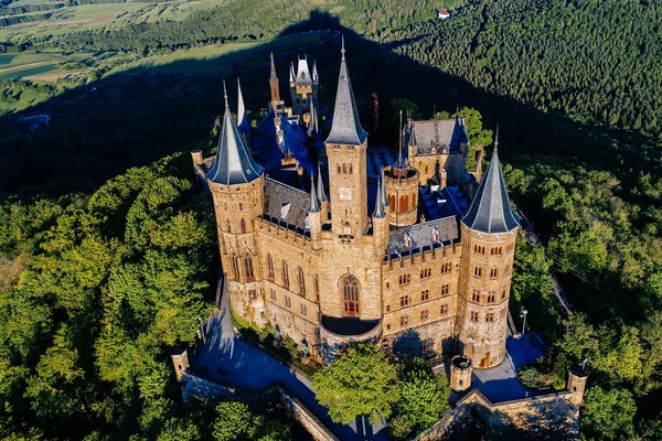 Almanya 'nın ünlü Hohenzollern Kalesi' nin hava manzarası. Fotoğraf Drone ile çekildi