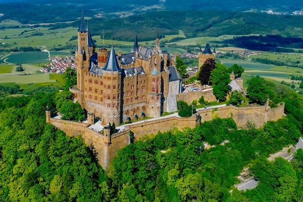 德国著名的霍亨佐伦城堡的空中景观 与Drone合影 — 图库照片