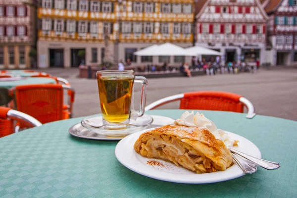 Tee Mit Apfelstrudel Straßencafé Herrenberg Deutschland — Stockfoto