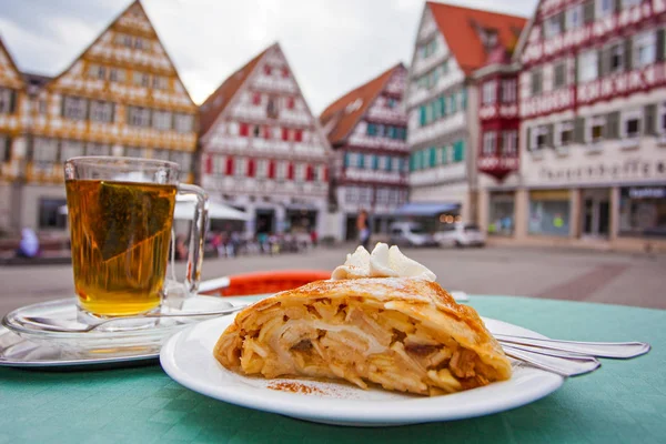 Tee Mit Apfelstrudel Straßencafé Herrenberg Deutschland — Stockfoto