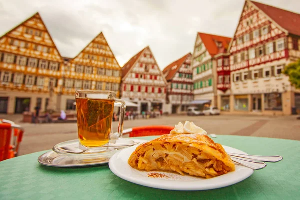 Tee Mit Apfelstrudel Straßencafé Herrenberg Deutschland — Stockfoto