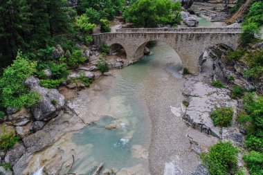 Dağlarda, deliliniz Fransa, Provence güzel şelale